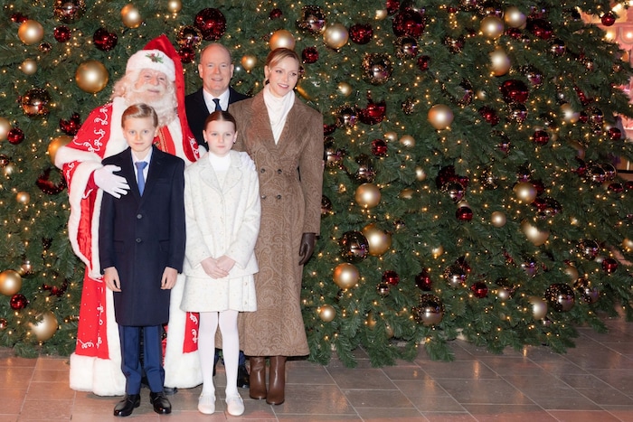 Prinz Jacques trug Partnerlook mit seinem Vater, Prinzessin Gabriella war ganz in Weiß gekleidet ...