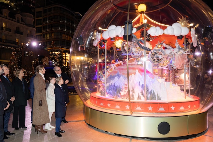 Die Fürstenfamilie bestaunt eine der riesigen Schneekugeln.