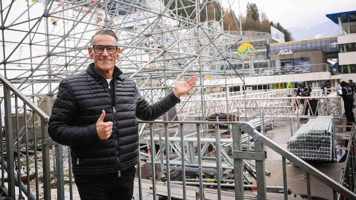 Top-Eventmacher Leutgeb beim Aufbau der Tribünen für das Backstreet-Boys-Spektakel.