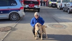 „Luxi“ mit ihrer Besitzerin – beide erfreut über den Sucherfolg. Eine Knackwurst als Belohnung ...