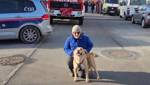 „Luxi“ mit ihrer Besitzerin – beide erfreut über den Sucherfolg. Eine Knackwurst als Belohnung ...