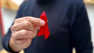 Die rote Schleife, auch bekannt als „red ribbon“, ist Symbol für AIDS-Kranke und HIV-Infizierte ...