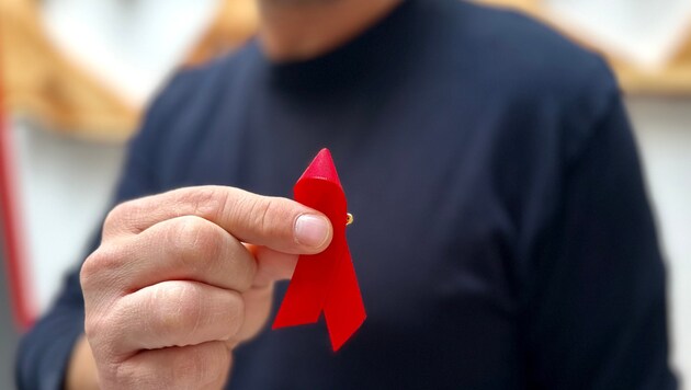 Die rote Schleife, auch bekannt als „red ribbon“, ist Symbol für AIDS-Kranke und HIV-Infizierte ...