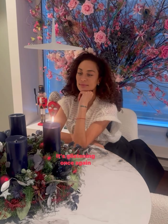 Ganz verträumt schaut Lilly Becker auf ihren Adentkranz.