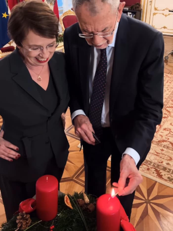 Der Bundepräsident beim Entzünden der ersten Kerze.