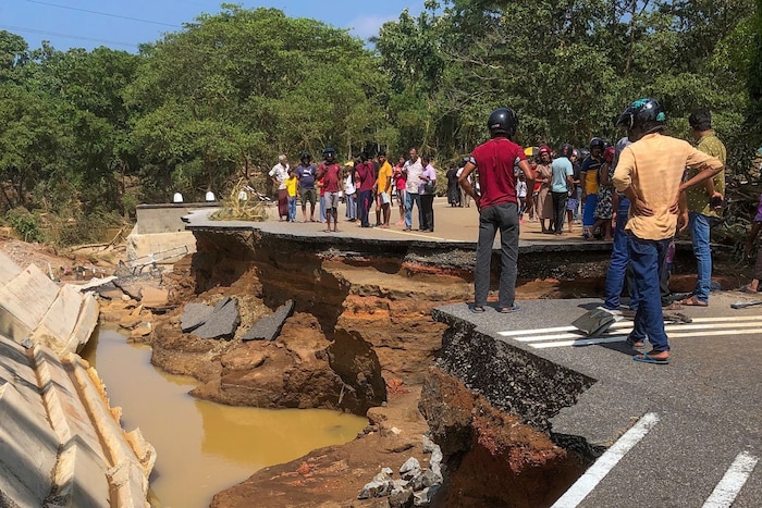 Die Deduru Oya Brücke krachte zusammen.