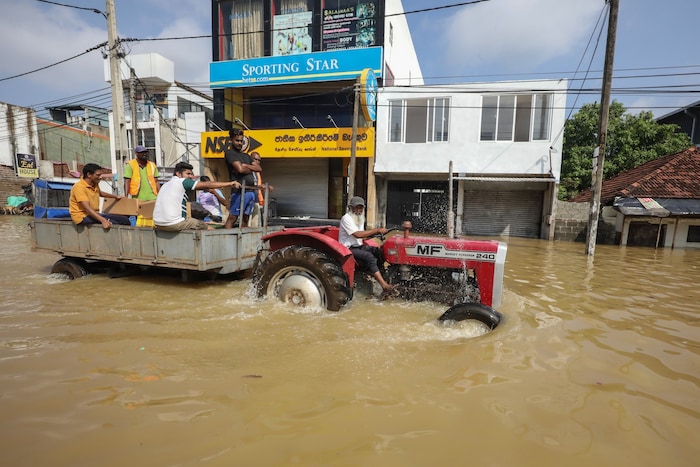 Ein Traktor kämpft sich durch die Fluten auf Sri Lanka.