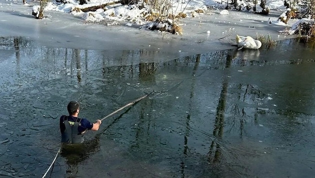 Der eisige Einsatz verlangte den Florianijüngern einiges ab.