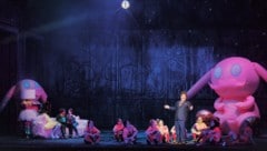 Fußballmannschaft samt Maskottchen trifft Aschenbrödel zu Johann-Strauss-Klängen in der ...