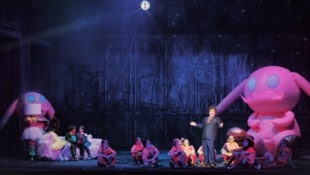 Fußballmannschaft samt Maskottchen trifft Aschenbrödel zu Johann-Strauss-Klängen in der ...