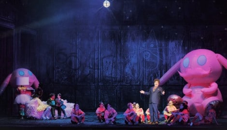 Fußballmannschaft samt Maskottchen trifft Aschenbrödel zu Johann-Strauss-Klängen in der ...