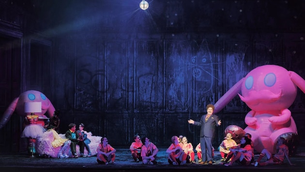 Fußballmannschaft samt Maskottchen trifft Aschenbrödel zu Johann-Strauss-Klängen in der ...