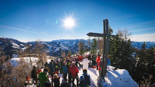 Für viele ein aktiver Start in die Adventzeit: Die Wanderung zur Bergandacht auf die Topitza bei ...