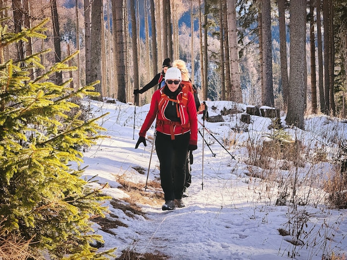 Aufstieg durch den Winterwald.