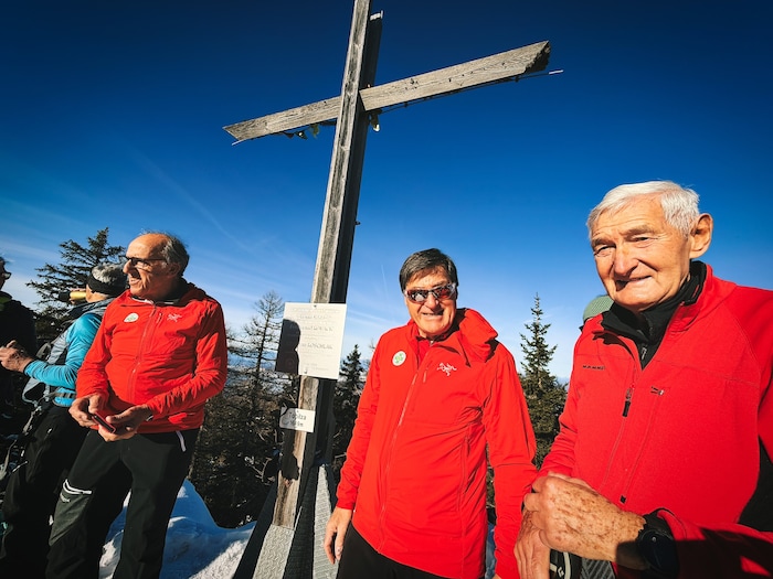 Bergretter am Gipfel.