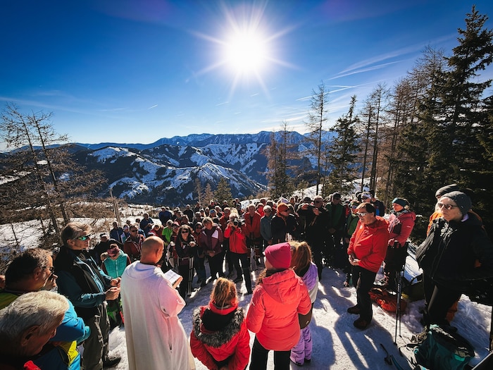 Gespannt lauschen die Adventwanderer den Worten von Bergseelsorger Roland Stadler.