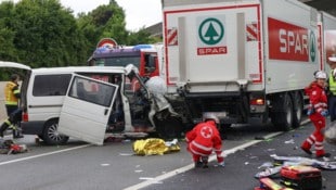 Der Transporter fuhr auf einen Sattelschlepper auf