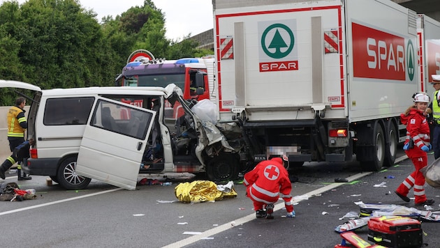 Der Transporter fuhr auf einen Sattelschlepper auf