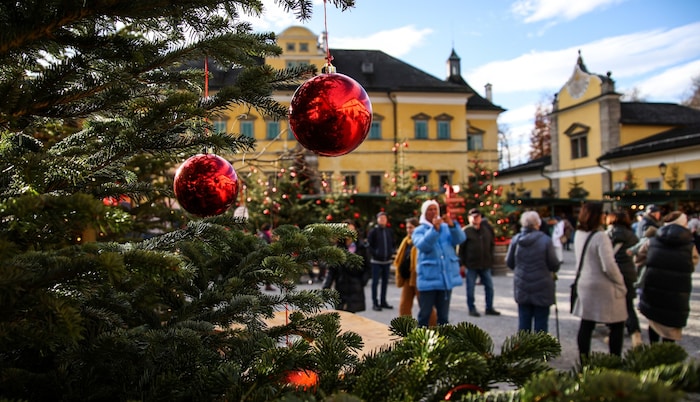 Der Schnee lässt beim Hellbrunner Advent in Salzburg Stadt noch auf sich warten. Es locken ...
