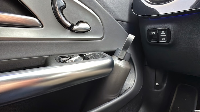 Trotz aller Beengtheit: Ins Türfach passt nicht nur locker eine 1,5-Liter-PET-Flasche, sondern ...