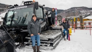 Wolfgang Oberascher (li.) steuert den Pistenbully. Albert Ebner (re.) und Tochter Anna betreiben ...