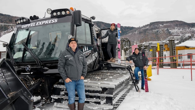 Wolfgang Oberascher (li.) steuert den Pistenbully. Albert Ebner (re.) und Tochter Anna betreiben ...