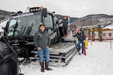Wolfgang Oberascher (li.) steuert den Pistenbully. Albert Ebner (re.) und Tochter Anna betreiben ...