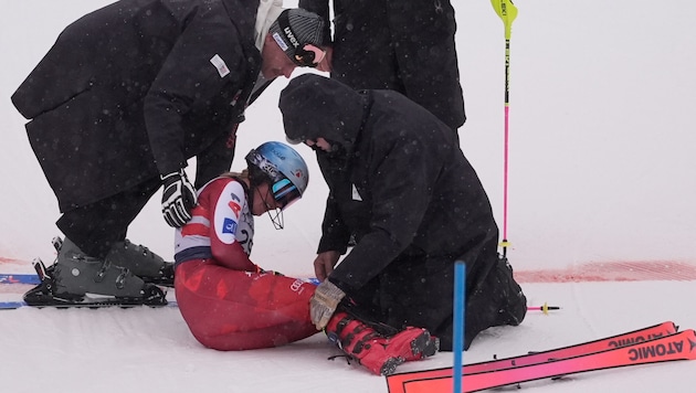 Die Tirolerin Lisa Hörhager blieb schmerzverzerrt im Schnee liegen.