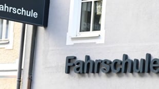 Wer bei der Führerscheinprüfung schummelt, bleibt künftig doppelt so lange gesperrt. 