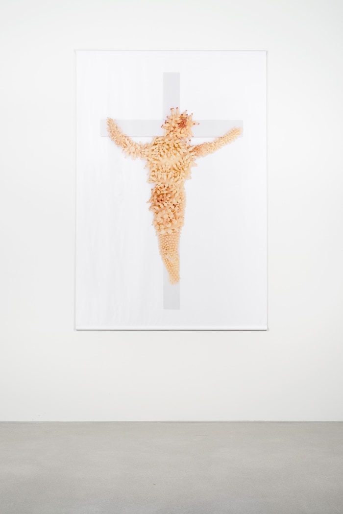 Renate Bertlmanns „Zärtlicher Christus“ zeigt ein Kruzifix, das vollständig mit Latexnoppen ...