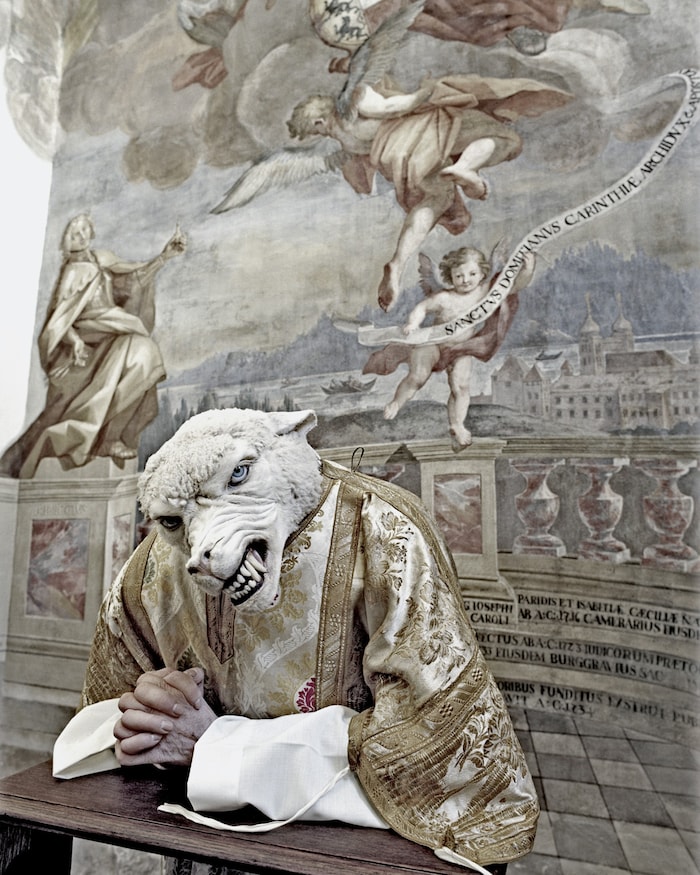 Das Exponat „Von Schafen und Wölfen“ von Deborah Sengl zeigt eine Figur im liturgischen ...