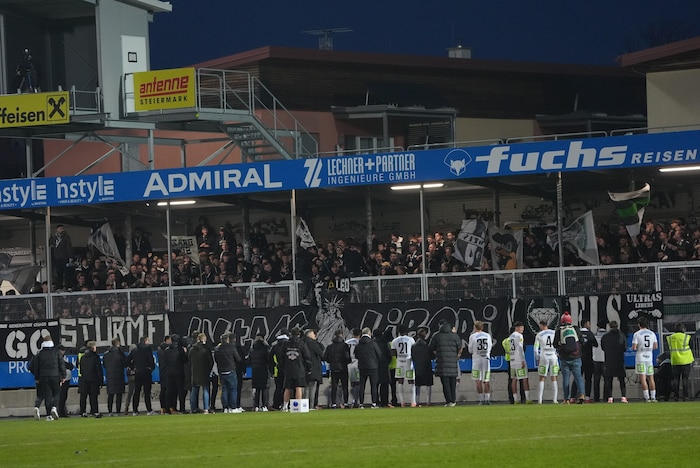 Sturm ließ sich vor dem Fanblock feiern.