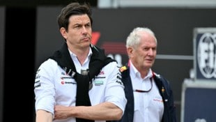 Toto Wolff (links) rechnete nach dem Rennen in Katar mit Helmut Marko ab.