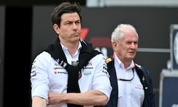 Toto Wolff (links) rechnete nach dem Rennen in Katar mit Helmut Marko ab.