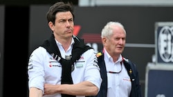 Toto Wolff (links) rechnete nach dem Rennen in Katar mit Helmut Marko ab.