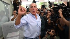 Nasry Asfura im Wahllokal: Als Zeichen, dass er schon gewählt hat, wurde der kleine Finger in ...