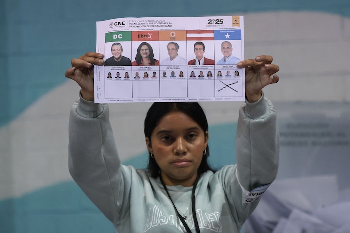 Eine Wahlhelferin mit einer Stimme für Trumps Favoriten bei der Auszählung.