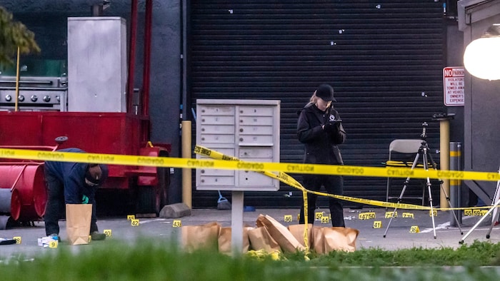 Am Tatort wird Beweismaterial sichergestellt.