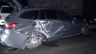 Der Unfallwagen wurde stark beschädigt.