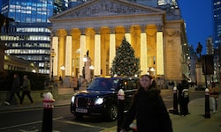 Weihnachtsstimmung beim bedeutenden historischen Royal Exchange Gebäude in der britischen ...