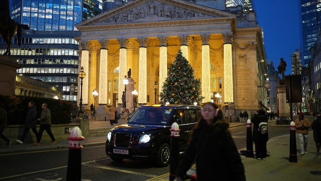 Weihnachtsstimmung beim bedeutenden historischen Royal Exchange Gebäude in der britischen ...