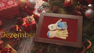 Teamtorman Patrick Pentz spendete seine Match-Handschuhe