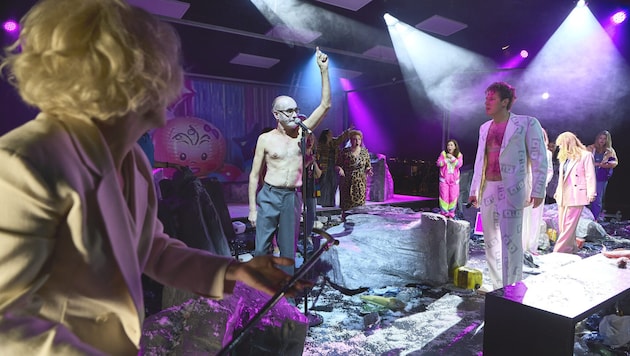 Sebastian Hufschmidt als stimmgewaltiger Gott, der das Chaos bändigen will