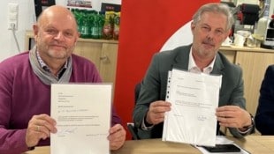 Johannes Benda, Klubobmann der Grünen und SPÖ-Obmann Günther Kautz (re.) legen ihre Mandate ...