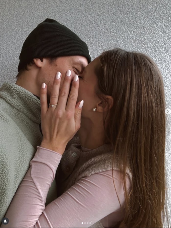 Das Paar feiert seine Verlobung