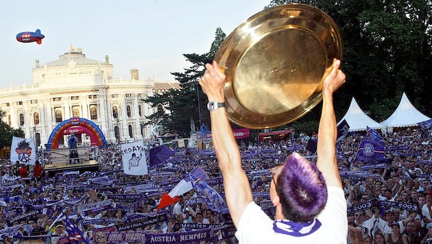 Im Jahr 2003 feierte der 45-Jährige im violetten Irokese das Double mit der Austria