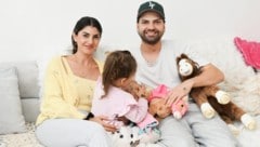 Yeliz Koç, Töchterchen Snow und Jimi Blue Ochsenknecht in Einigkeit, wenn auch nicht in trauter