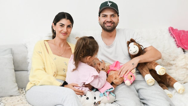 Yeliz Koç, Töchterchen Snow und Jimi Blue Ochsenknecht in Einigkeit, wenn auch nicht in trauter