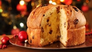 Backen Sie den Panettone wirklich nur mit Ober-/Unterhitze und niemals mit Umluft, da der Teig ...