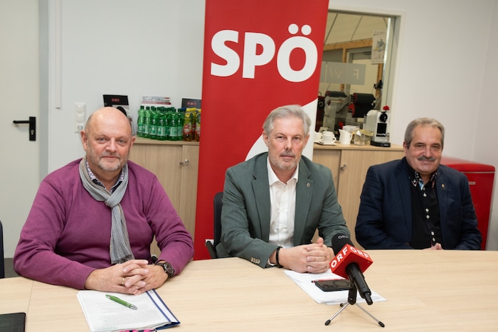 Johannes Benda (li.) und Günther Kautz (Mitte) mit ihren Anträgen um Mandatsrücklegung. ...